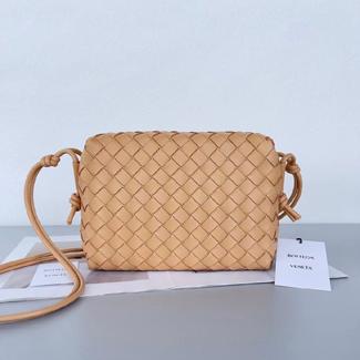 보테가 스몰 루프 카메라 백 V6600-4