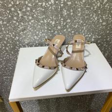 발렌티노 페이턴트 가죽 락스터드 샌들 2S0S00 에나멜 크림